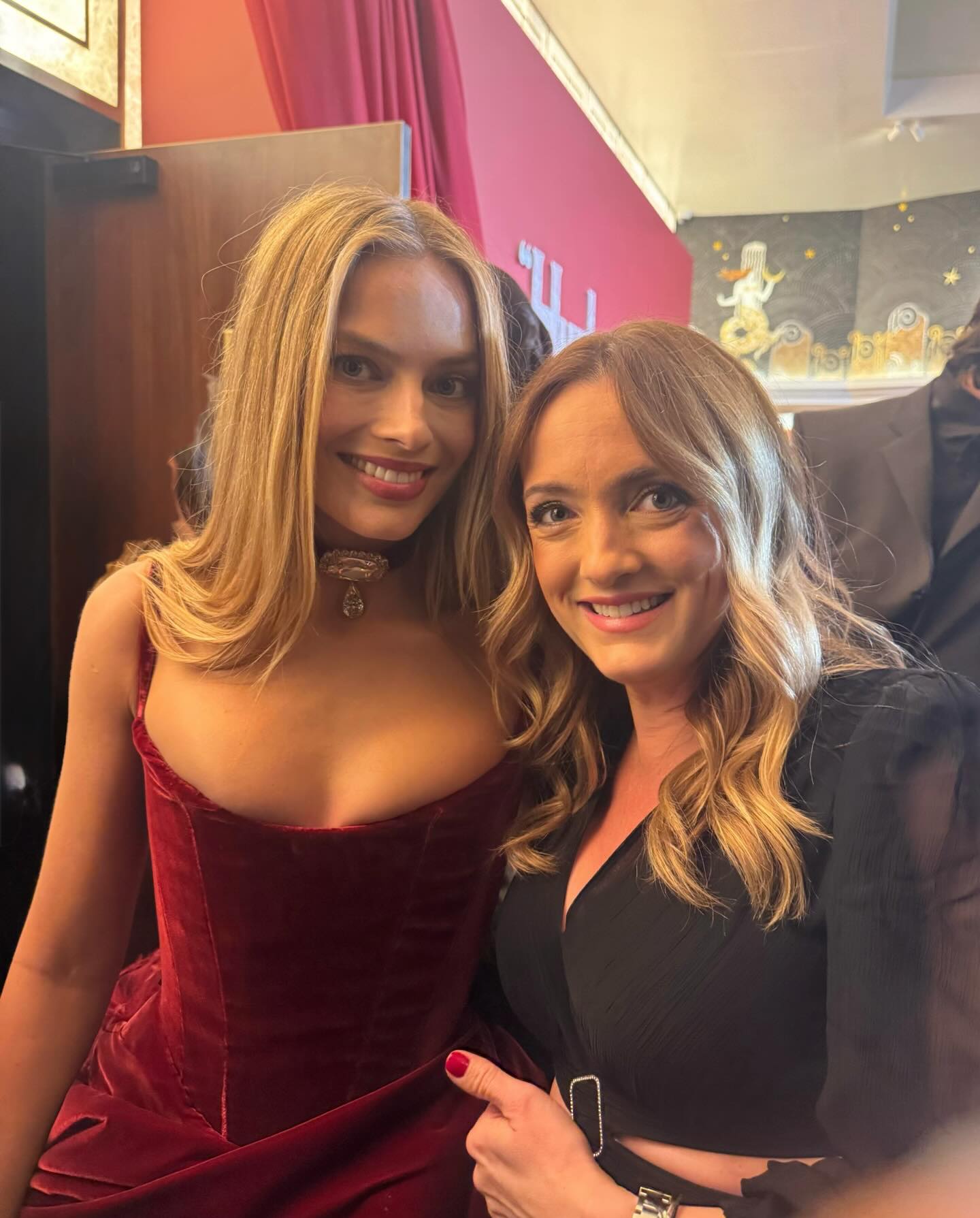 Dorothée Pousséo et Margot Robbie à l'avant-première de Hurlevent